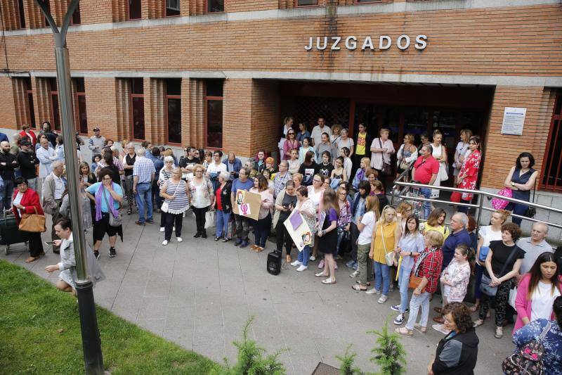 Los juzgados de la localidad fueron el escenario de una protesta contra la decisión de libertad provisional para los cinco acusados.