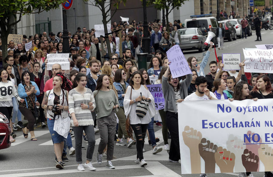 Fotos: Oviedo se manifiesta contra la libertad provisional de &#039;La Manada&#039;