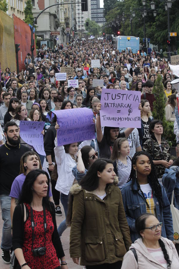 Fotos: Oviedo se manifiesta contra la libertad provisional de &#039;La Manada&#039;