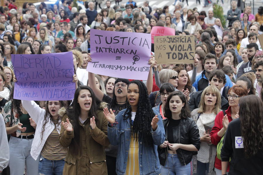 Fotos: Oviedo se manifiesta contra la libertad provisional de &#039;La Manada&#039;