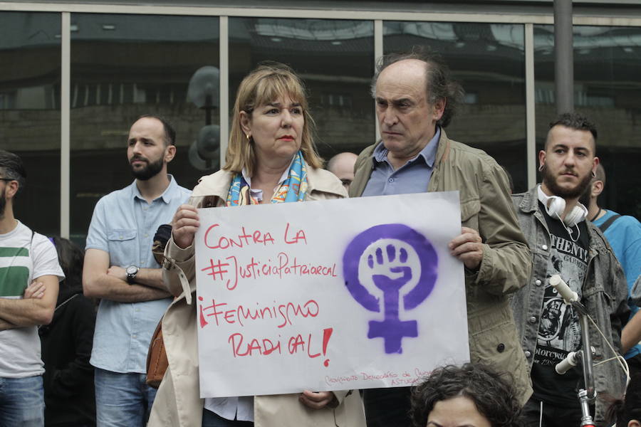 Cientos de personas secundan las concentraciones de rechazo a la salida de prisión de los miembros de 'La Manada'