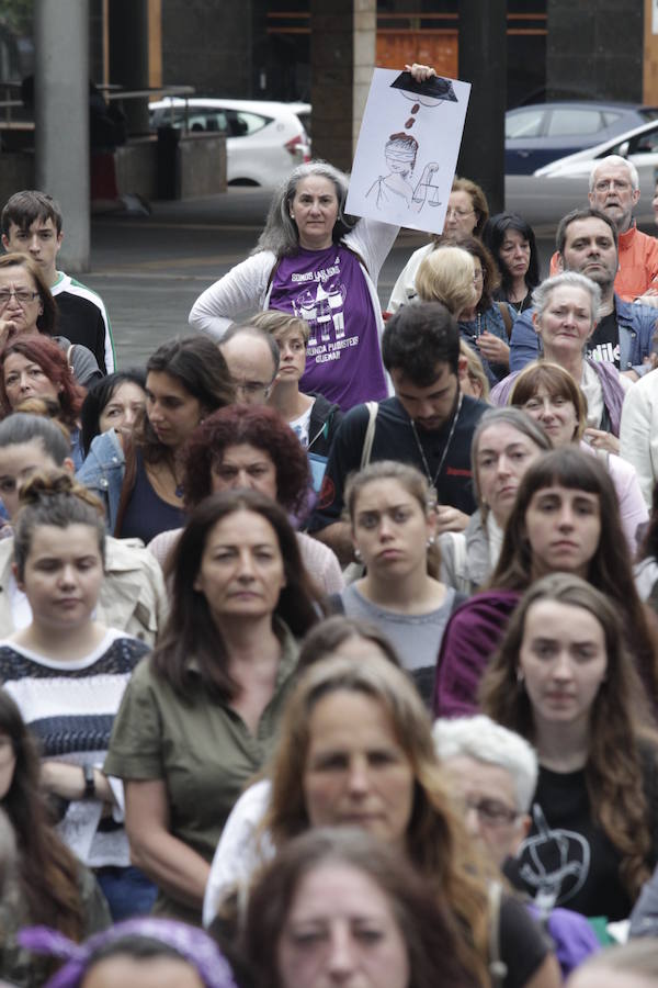 Fotos: Oviedo se manifiesta contra la libertad provisional de &#039;La Manada&#039;