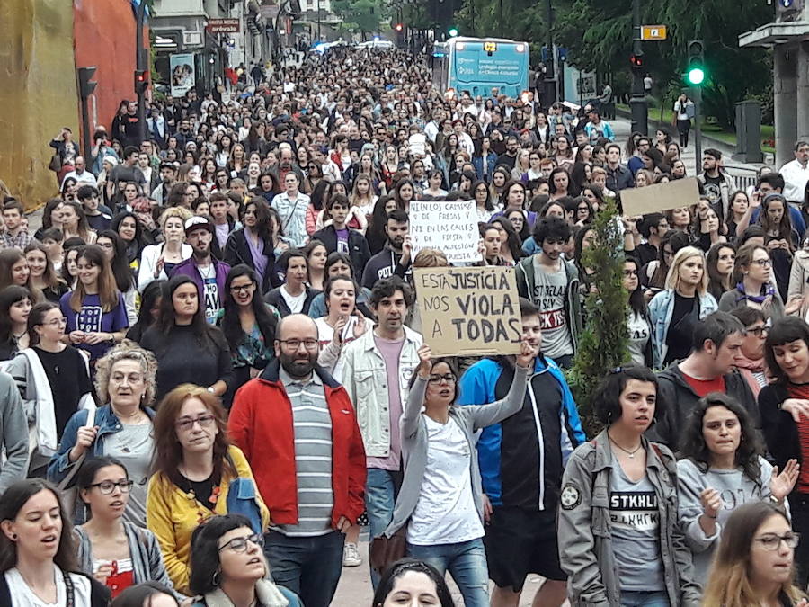 Fotos: Oviedo se manifiesta contra la libertad provisional de &#039;La Manada&#039;