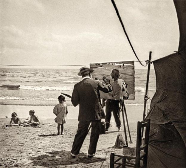 El maestro, trabajando a pleno sol en la obra 'Niños en la playa'. Anónimo. 