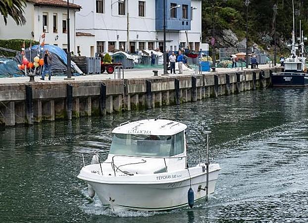 Una embarcación dotada con un dispositivo topográfico realizó un mapeo del fondo del puerto de Bustio y la ría del Deva. 