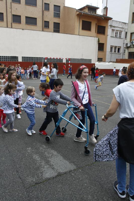 Los colegios celebran el fin de curso con multitudinarias y divertidas fiestas con agua, hinchables, música y comidas de convivencia.