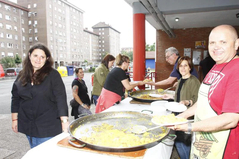 Los colegios celebran el fin de curso con multitudinarias y divertidas fiestas con agua, hinchables, música y comidas de convivencia.