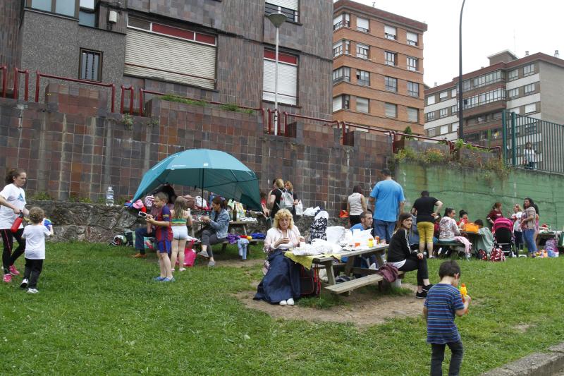 Los colegios celebran el fin de curso con multitudinarias y divertidas fiestas con agua, hinchables, música y comidas de convivencia.