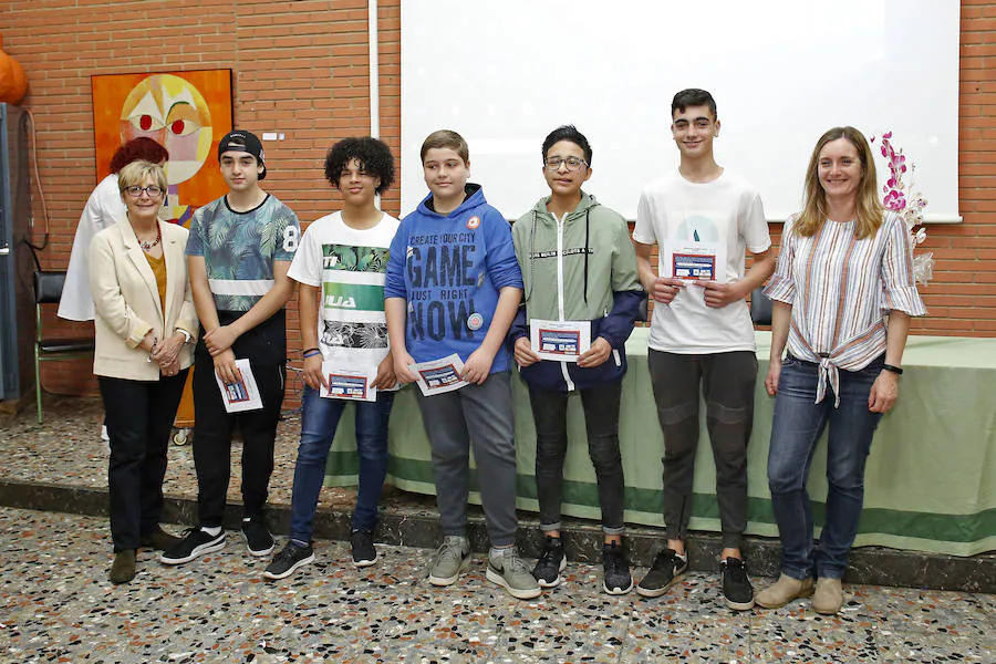El IES Roces ha acogido este viernes la entrega de diplomas a los estudiantes que ha sido tutores en el 'Programa TEI' (Tutoría Entre Iguales)