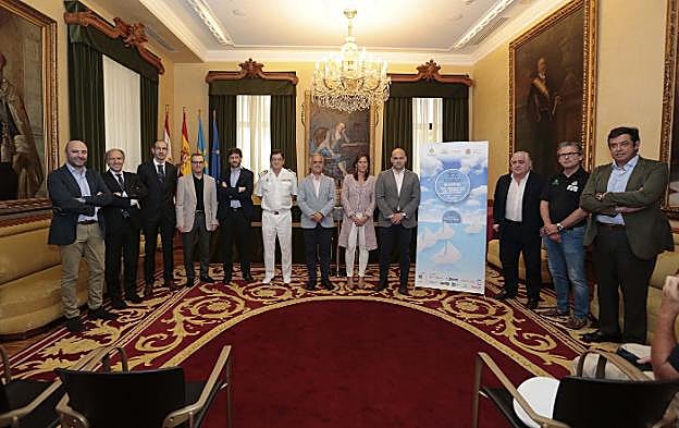 Diego Oliveira, de EL COMERCIO, Alfonso Fuertes, Marcelino Fernández, Pablo Llanos, Mikel Jaureguizar, Carlos Orueta, Ramón Méndez, Lara Martínez, Jesús Martínez, Andrés Llavona, Roberto Bucetas e Ignacio Antuña, en la presentación de la Regata Isastur-Universidad de Oviedo, en el Ayuntamiento. 
