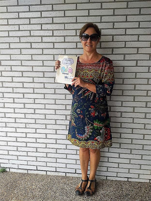 Isabel Ortea posa con la guía pedagógica.