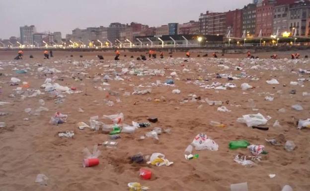 Basura acumulada en la playa de Poniente en la noche de San Juan de 2014.