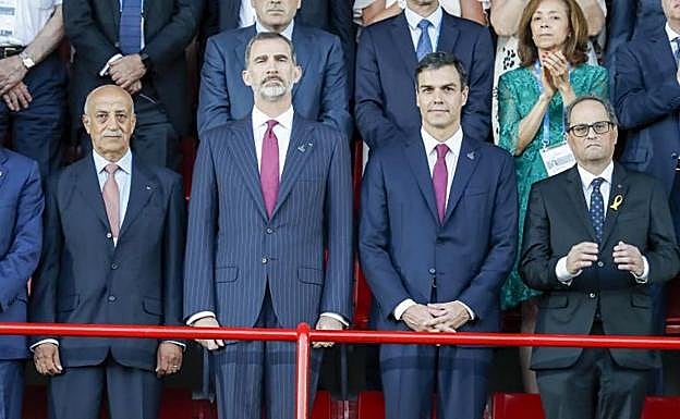 El Rey Felipe VI junto a Pedro Sánchez, Quim Torra (d) y el presidente del Comité Internacional de los Juegos del Mediterráneo, Amar Addadi. 
