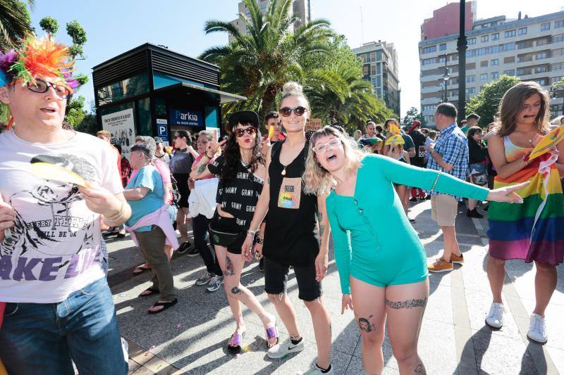 La manifestación del Orgullo, que reunió a cientos de personas, reclamó la urgente tramitación de una ley para proteger a las personas transexuales