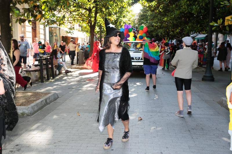 La manifestación del Orgullo, que reunió a cientos de personas, reclamó la urgente tramitación de una ley para proteger a las personas transexuales