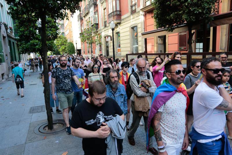 La manifestación del Orgullo, que reunió a cientos de personas, reclamó la urgente tramitación de una ley para proteger a las personas transexuales