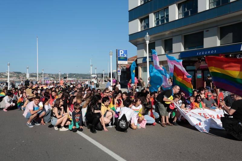 La manifestación del Orgullo, que reunió a cientos de personas, reclamó la urgente tramitación de una ley para proteger a las personas transexuales