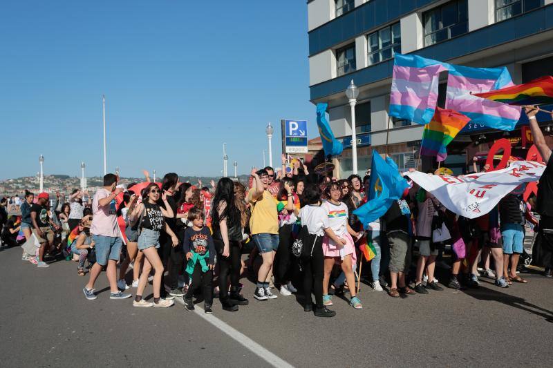 La manifestación del Orgullo, que reunió a cientos de personas, reclamó la urgente tramitación de una ley para proteger a las personas transexuales