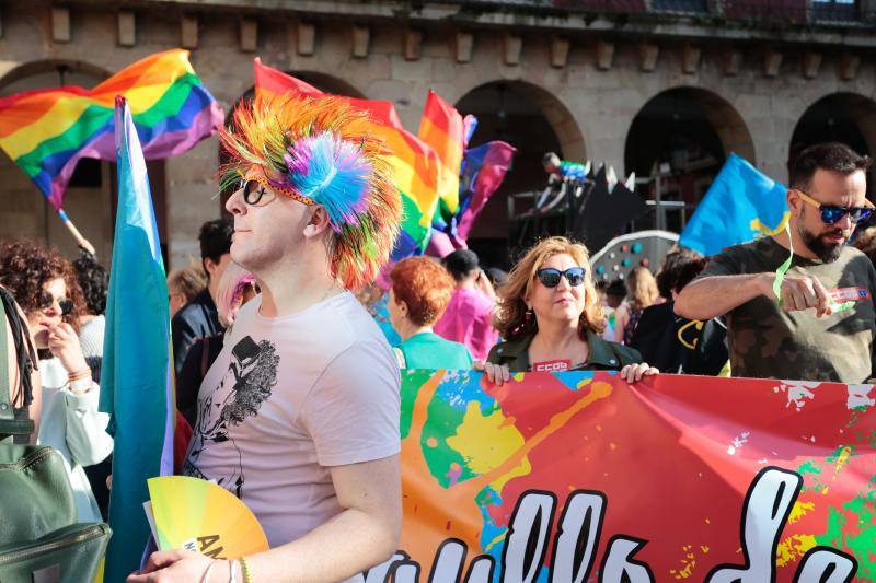 La manifestación del Orgullo, que reunió a cientos de personas, reclamó la urgente tramitación de una ley para proteger a las personas transexuales