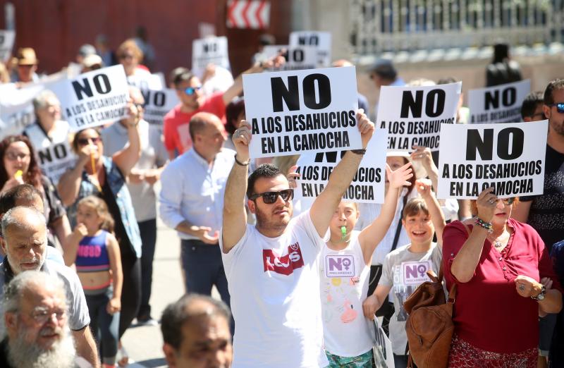 Más de 300 personas han protestado en Oviedo para denunciar la situación en la que se encuentran algunas familias del poblado minero de La Camocha, amenazadas por los desahucios. 