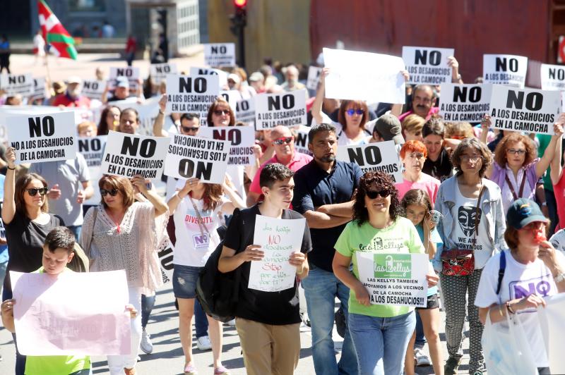 Más de 300 personas han protestado en Oviedo para denunciar la situación en la que se encuentran algunas familias del poblado minero de La Camocha, amenazadas por los desahucios. 