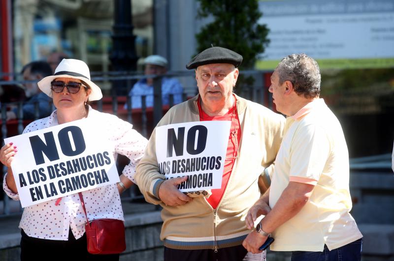 Más de 300 personas han protestado en Oviedo para denunciar la situación en la que se encuentran algunas familias del poblado minero de La Camocha, amenazadas por los desahucios. 