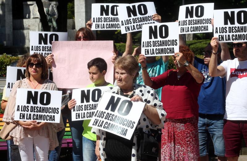 Más de 300 personas han protestado en Oviedo para denunciar la situación en la que se encuentran algunas familias del poblado minero de La Camocha, amenazadas por los desahucios. 