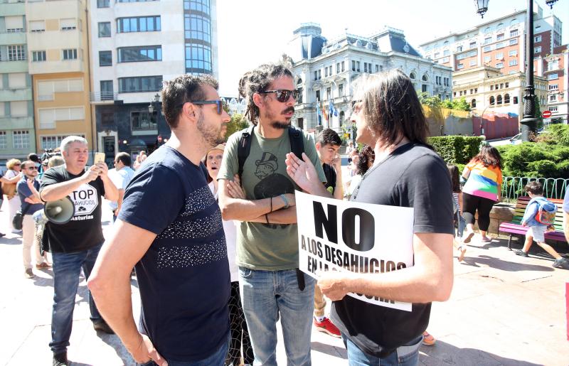 Más de 300 personas han protestado en Oviedo para denunciar la situación en la que se encuentran algunas familias del poblado minero de La Camocha, amenazadas por los desahucios. 
