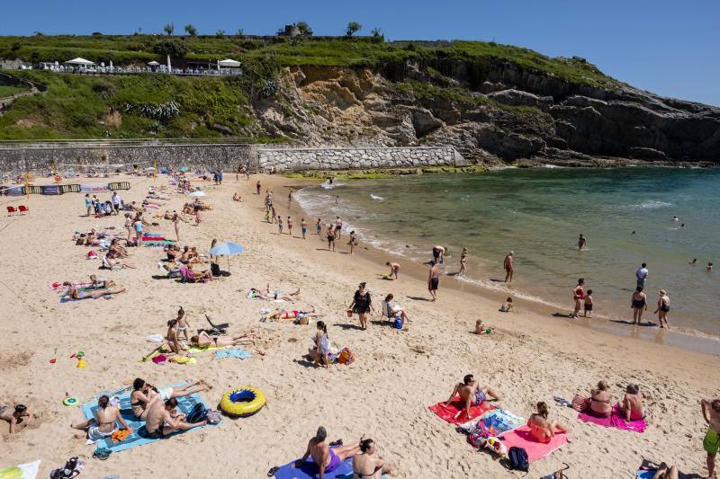 Miles de personas disfrutan del primer fin de semana del verano en las playas de Asturias. Arenales como San Lorenzo, en Gijón, o Rodiles, en Villaviciosa, están a rebosar. 