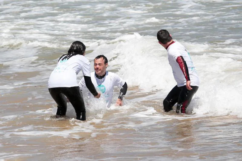 Miles de personas disfrutan del primer fin de semana del verano en las playas de Asturias. Arenales como San Lorenzo, en Gijón, o Rodiles, en Villaviciosa, están a rebosar. 