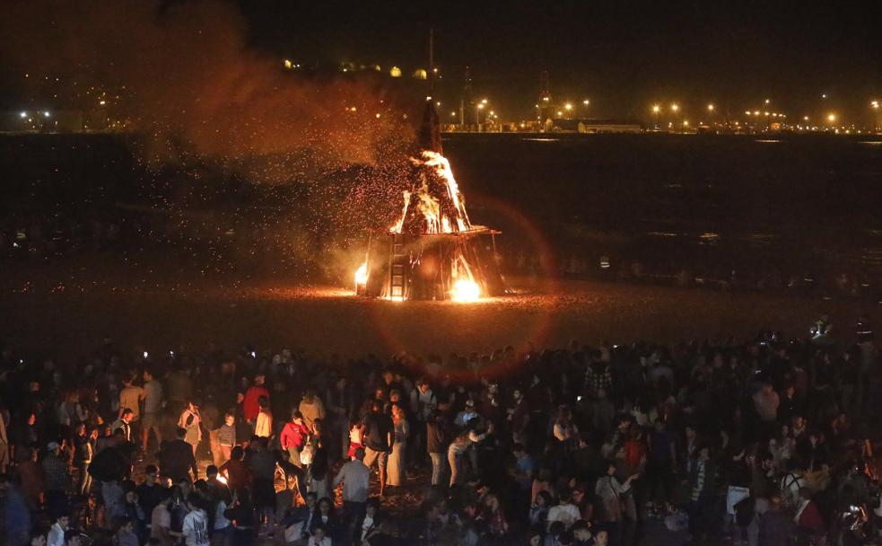 Poniente. La hoguera y la pirotecnia iluminaron la fiesta en el arenal. 