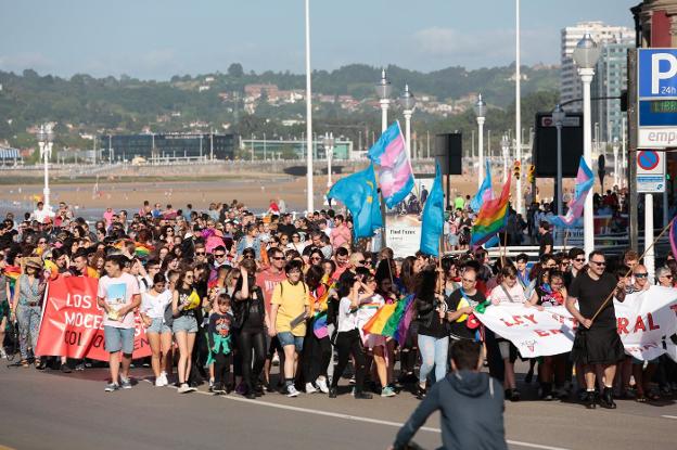 Imagen de la cabeza de la manifestación, que registró una asistencia récord y cuyos participantes llegaron a ocupar la calle Capua por completo. 