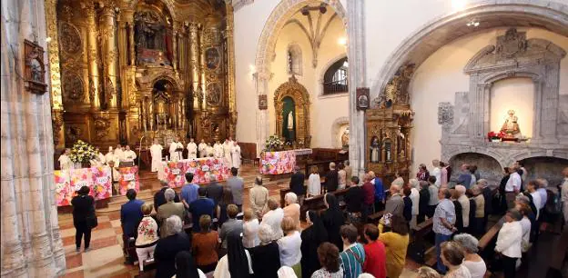 Un momento de la misa conmemorativa en la iglesia de Santo Domingo, que se llenó. 