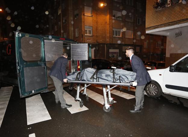 Los servicios funerarios introducen uno de los cuerpos en el furgón fúnebre el pasado jueves. 