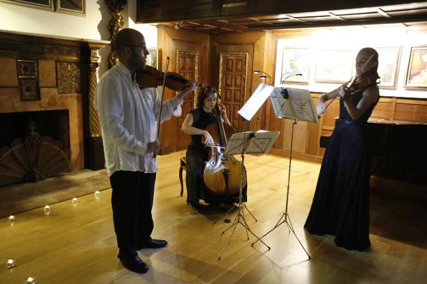 El Ensemble Enol llenó de música la pinacoteca de Somió. :: PETEIRO