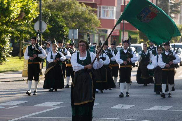 Pasacalles de la Banda de Gaitas de Castrillón. 