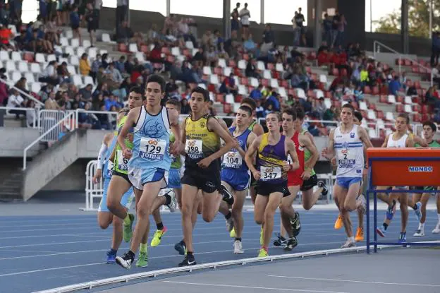 Prueba de los 3.000 metros, con Pablo Rodríguez (dorsal 2) entre los participantes. 