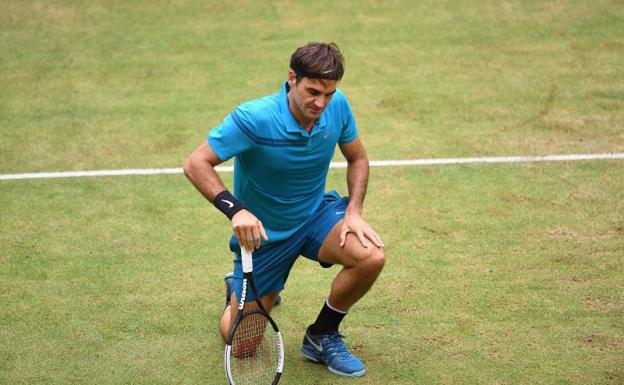 Federer se lamenta durante su partido ante Coric.