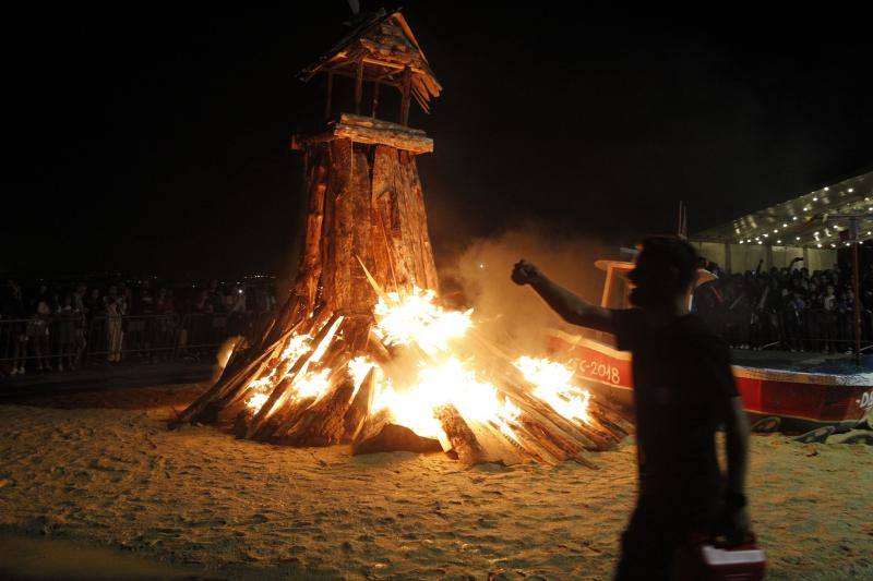 Fotos: La noche de San Juan ilumina Gijón