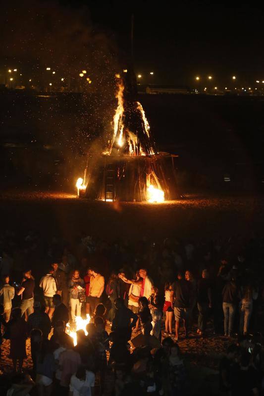 Fotos: La noche de San Juan ilumina Gijón