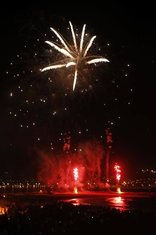 Fotos: La noche de San Juan ilumina Gijón