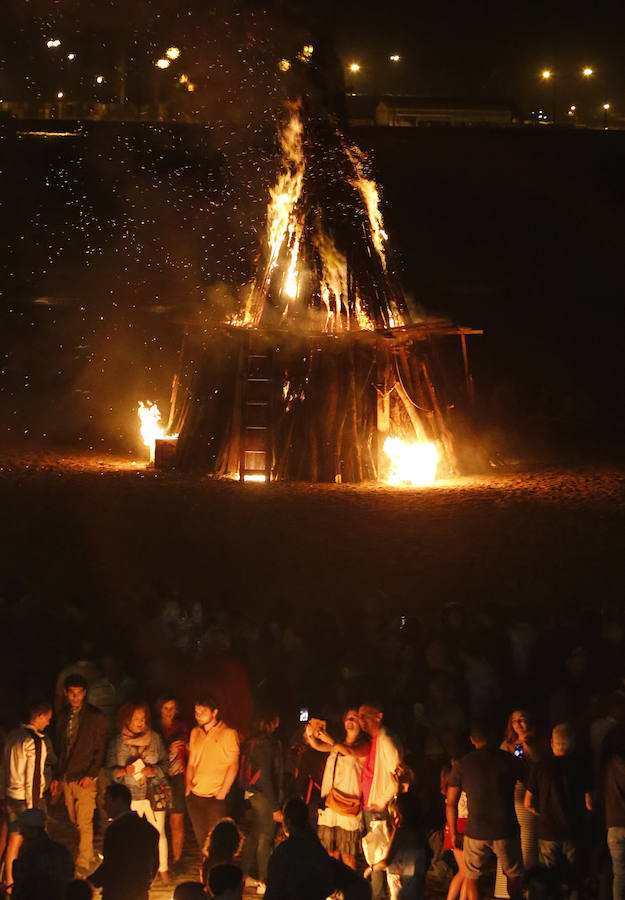 Fotos: La noche de San Juan ilumina Gijón