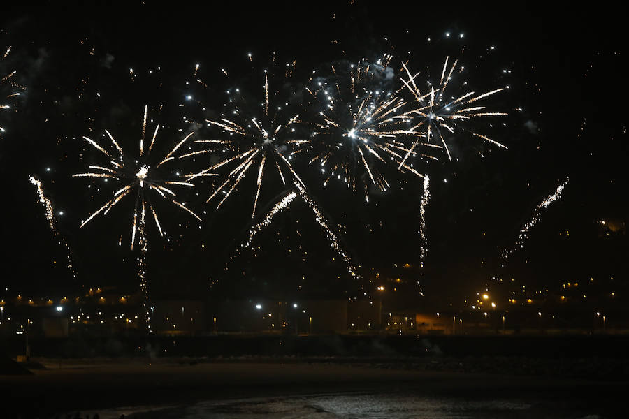 Fotos: La noche de San Juan ilumina Gijón