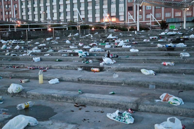 La fiesta de San Juan ha dejado toneladas de basura en la playa de Poniente. Desde antes del amanecer, operarios de Emulsa trabajan en la recogida de los residuos para dejar listo el arenal para un nuevo día de pleno verano.