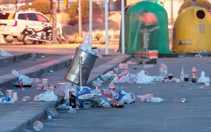 La fiesta de San Juan ha dejado toneladas de basura en la playa de Poniente. Desde antes del amanecer, operarios de Emulsa trabajan en la recogida de los residuos para dejar listo el arenal para un nuevo día de pleno verano.