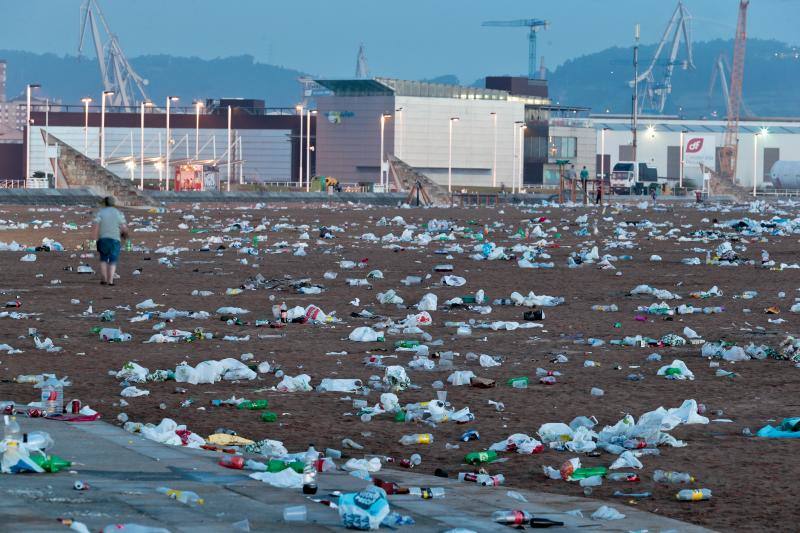 La fiesta de San Juan ha dejado toneladas de basura en la playa de Poniente. Desde antes del amanecer, operarios de Emulsa trabajan en la recogida de los residuos para dejar listo el arenal para un nuevo día de pleno verano.