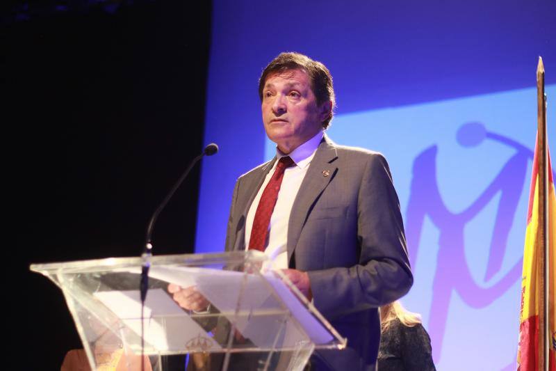 El presidente del Gobierno asturiano, Javier Fernández, recibe la medalla de oro que otorga la organización 'Mierenses en el mundo'