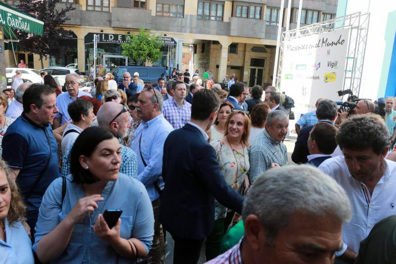 El presidente del Gobierno asturiano, Javier Fernández, recibe la medalla de oro que otorga la organización 'Mierenses en el mundo'
