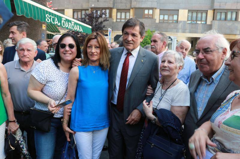 El presidente del Gobierno asturiano, Javier Fernández, recibe la medalla de oro que otorga la organización 'Mierenses en el mundo'
