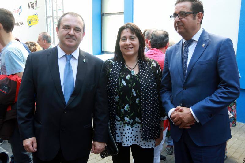 El presidente del Gobierno asturiano, Javier Fernández, recibe la medalla de oro que otorga la organización 'Mierenses en el mundo'